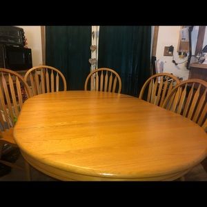Beautiful Set: Oak Dinning Table 6 chairs, matching cabinet Excellent Condition